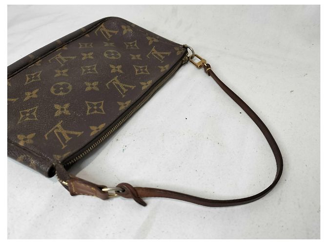 Louis Vuitton Pochette Accessoires Monogram Canvas Medium - vue 3