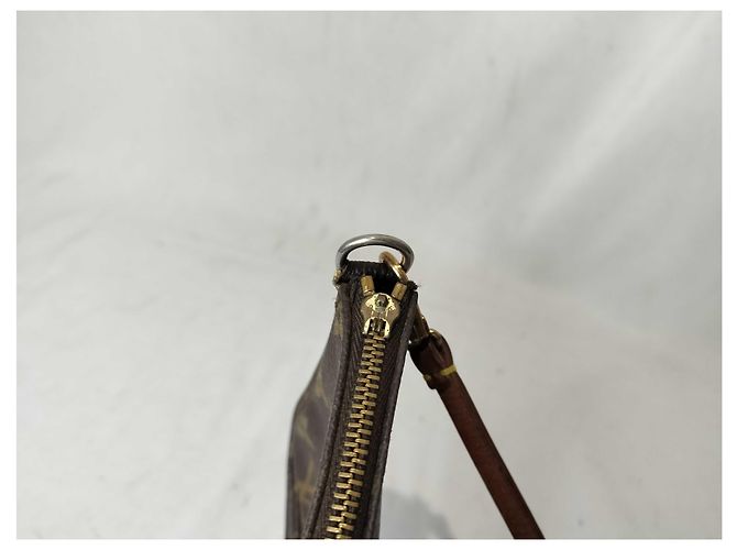 Louis Vuitton Pochette Accessoires Monogram Canvas Medium - vue 5