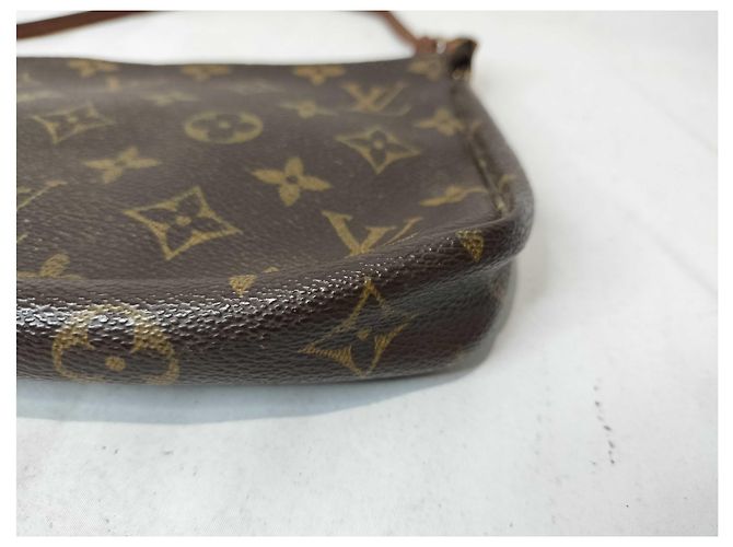 Louis Vuitton Pochette Accessoires Monogram Canvas Medium - vue 7