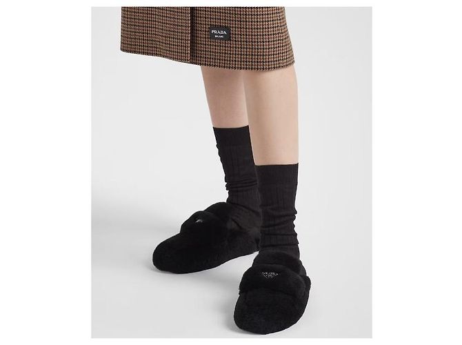 Prada Mule en shearling avec logo Triangle - vue 9