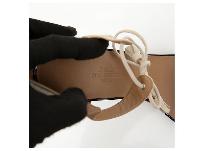 Hermès Sandali con tacco e cinturino con nappina - vista 12