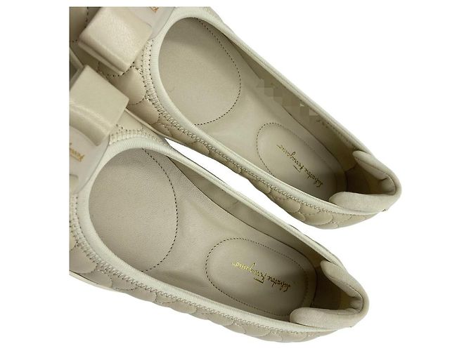 Salvatore Ferragamo Bara Bow gesteppte Leder-Flats Ivory - Ansicht 21