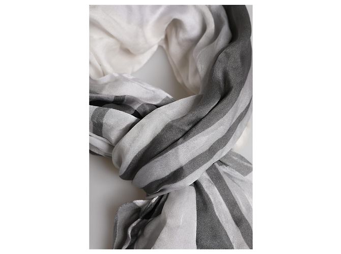 Dolce & Gabbana Sciarpa Foulard Wrap in Seta Bianco e Nero - vista 3