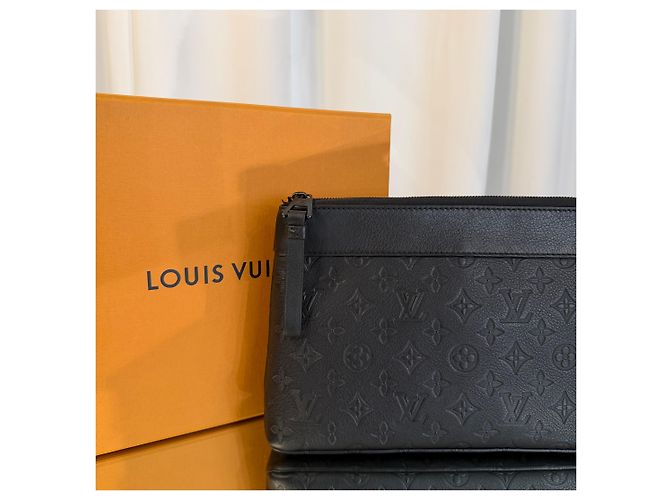 Louis Vuitton Pochette Voyage Supplé Monogram Shadow - vue 3