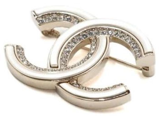 Chanel Spilla Logo CC in Perle Season - vista 2