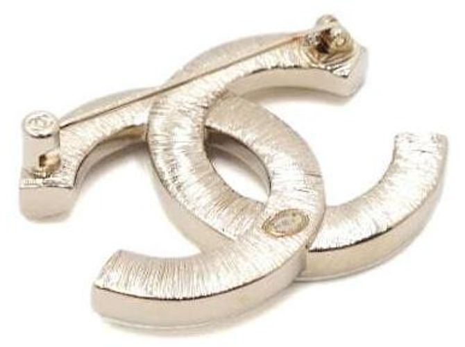 Chanel Spilla Logo CC in Perle Season - vista 3