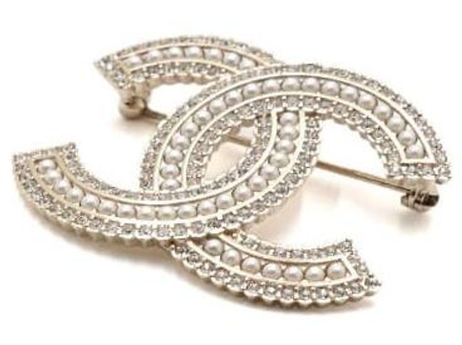 Chanel Spilla Logo CC in Perle e Vetro Cristallino Season - vista 2