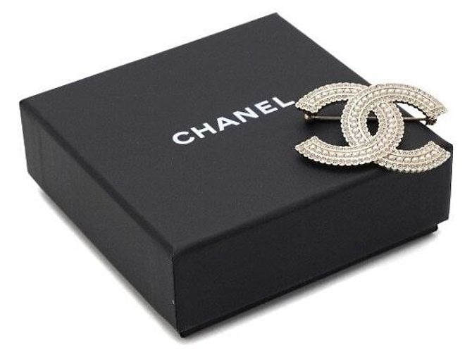 Chanel Spilla Logo CC in Perle e Vetro Cristallino Season - vista 5