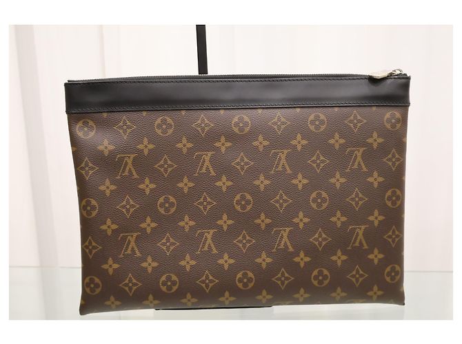 Louis Vuitton Discovery Pouch GM Clutch - vista 3