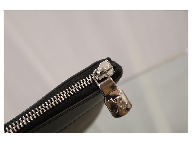 Louis Vuitton Discovery Pouch GM Clutch - vista 4