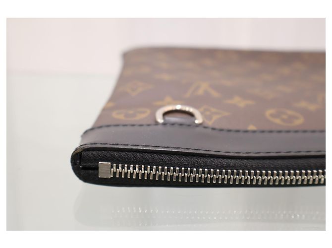 Louis Vuitton Discovery Pouch GM Clutch - vista 5