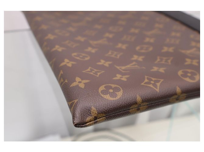 Louis Vuitton Discovery Pouch GM Clutch - vista 6