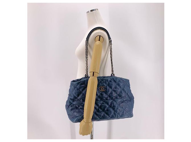 Chanel Bolsa de Ombro Prateada com Matelassê Bubble - vista 8