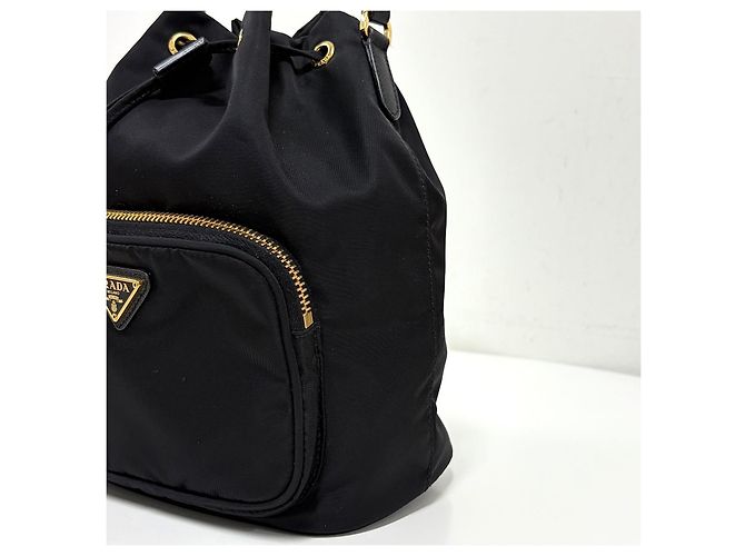 Prada Bolso bucket crossbody de nylon con logo triangular Negro - vista 11