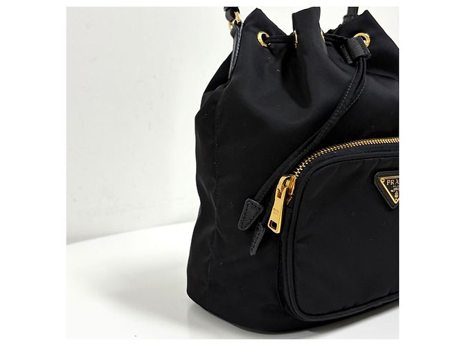 Prada Bolso bucket crossbody de nylon con logo triangular Negro - vista 12