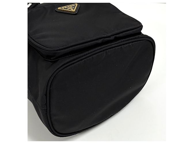 Prada Bolso bucket crossbody de nylon con logo triangular Negro - vista 13