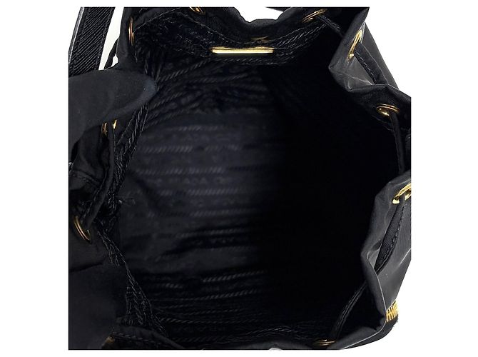Prada Bolso bucket crossbody de nylon con logo triangular Negro - vista 14