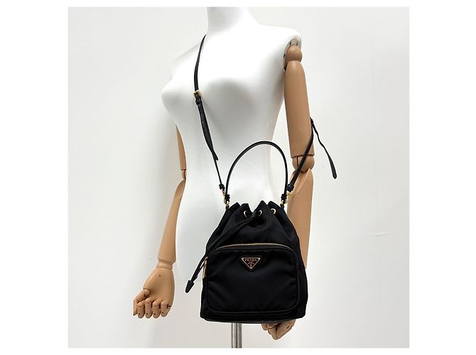 Prada Bolso bucket crossbody de nylon con logo triangular Negro - vista 3