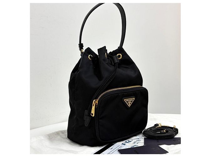 Prada Bolso bucket crossbody de nylon con logo triangular Negro - vista 4