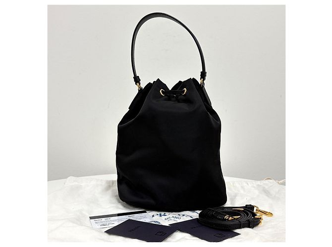 Prada Bolso bucket crossbody de nylon con logo triangular Negro - vista 5