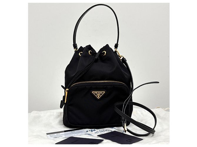 Prada Bolso bucket crossbody de nylon con logo triangular Negro - vista 6