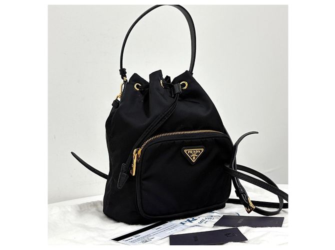 Prada Bolso bucket crossbody de nylon con logo triangular Negro - vista 7