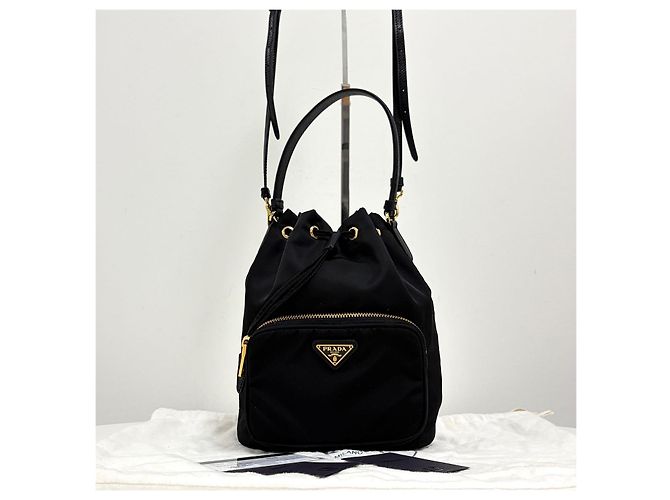 Prada Bolso bucket crossbody de nylon con logo triangular Negro - vista 8