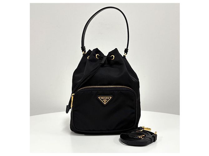 Prada Bolso bucket crossbody de nylon con logo triangular Negro - vista 9