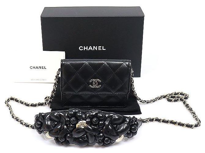 Chanel Mini Portafoglio a Tracolla con Catena Camelia in Pelle d'Agnello Nera (Model - vista 2
