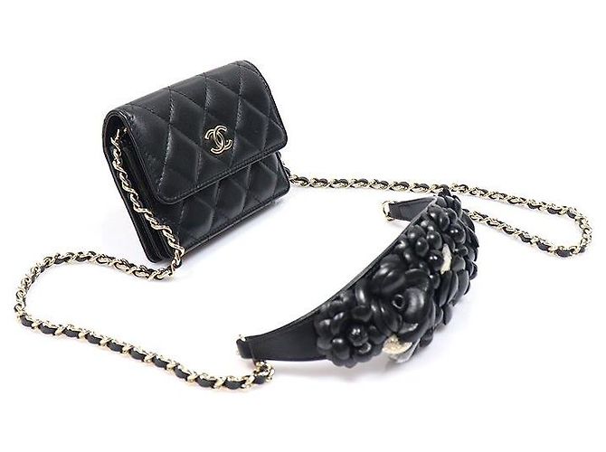 Chanel Mini Portafoglio a Tracolla con Catena Camelia in Pelle d'Agnello Nera (Model - vista 3