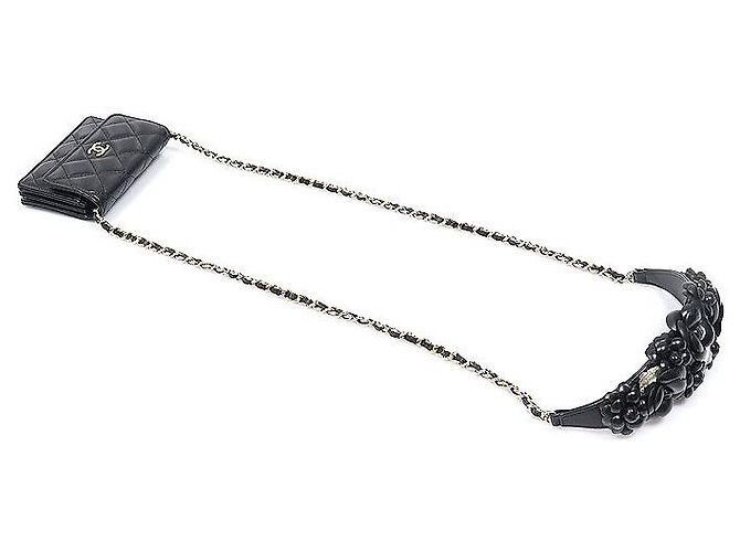 Chanel Mini Portafoglio a Tracolla con Catena Camelia in Pelle d'Agnello Nera (Model - vista 4