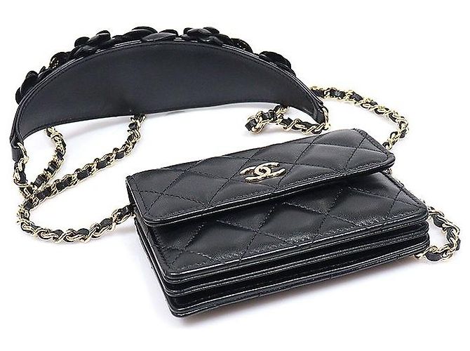 Chanel Mini Portafoglio a Tracolla con Catena Camelia in Pelle d'Agnello Nera (Model - vista 5
