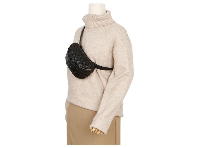 Bottega Veneta Mini Gürteltasche aus Leder mit Polsterung Schwarz - Ansicht 9