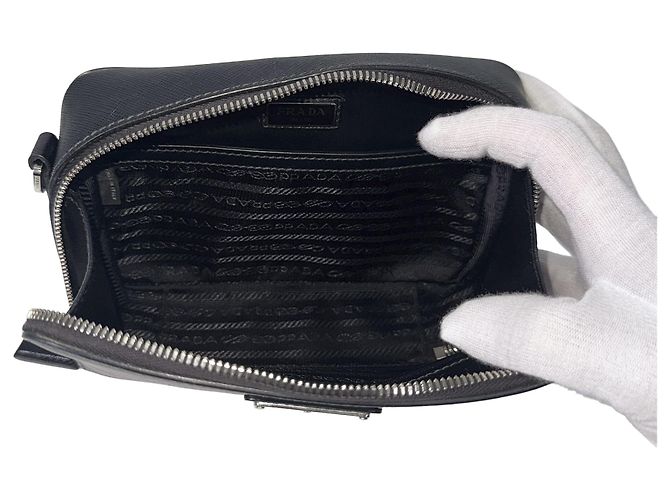 Prada Borsa a Tracolla da Viaggio in Pelle Saffiano Nera - vista 10