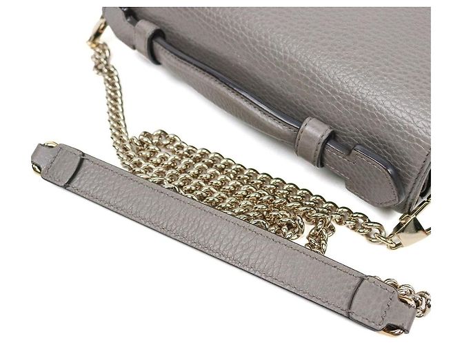 Gucci Graue Schultertasche mit Tragegriff und ineinandergreifenden Details - Ansicht 10