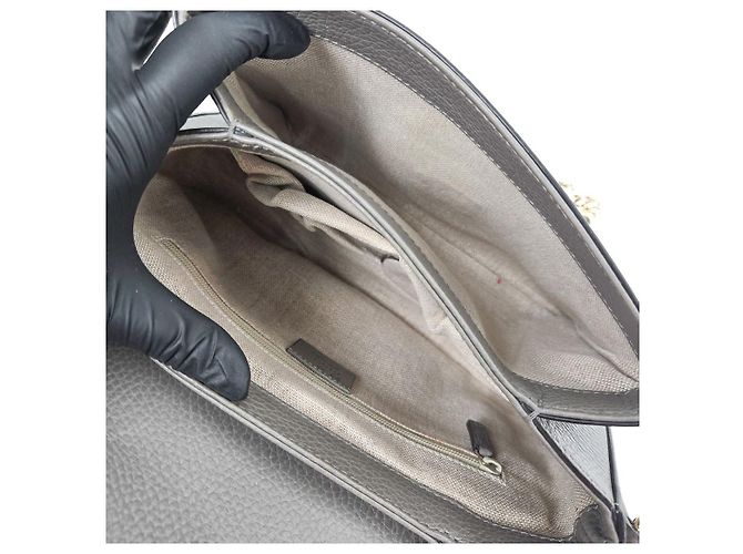 Gucci Graue Schultertasche mit Tragegriff und ineinandergreifenden Details - Ansicht 12