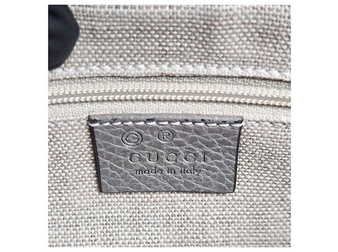 Gucci Graue Schultertasche mit Tragegriff und ineinandergreifenden Details - Ansicht 13