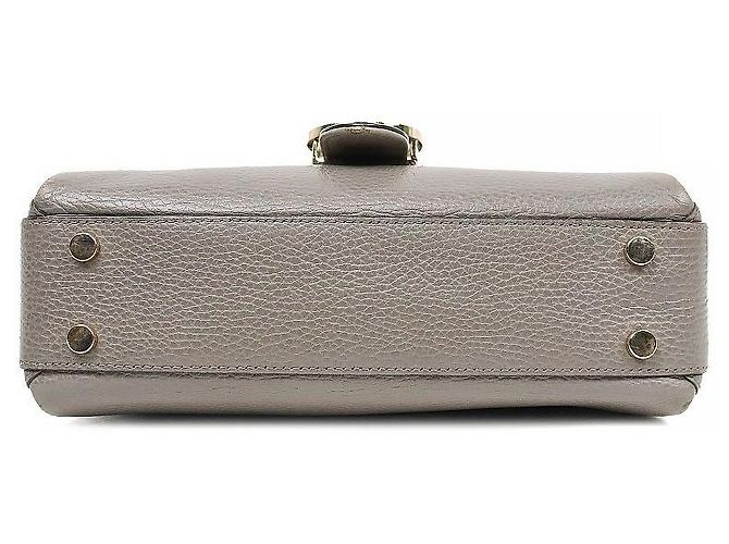 Gucci Graue Schultertasche mit Tragegriff und ineinandergreifenden Details - Ansicht 4