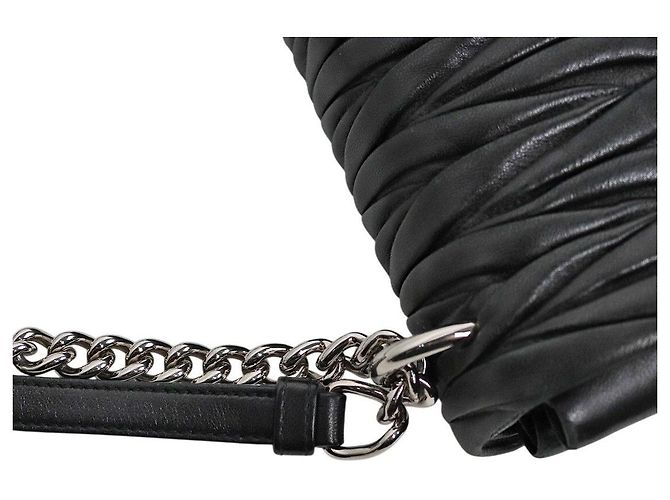 Miu Miu Borsa a tracolla matelassé nera con catena - vista 9