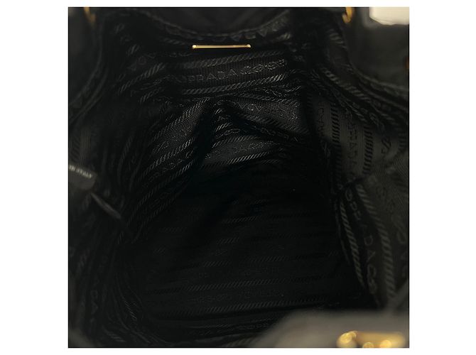 Prada Borsa bucket a tracolla in Re-Nylon con logo triangolare Nero - vista 11