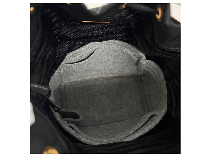 Prada Borsa bucket a tracolla in Re-Nylon con logo triangolare Nero - vista 12