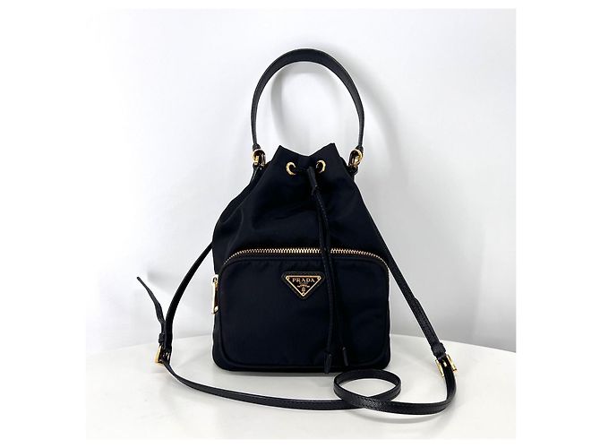 Prada Borsa bucket a tracolla in Re-Nylon con logo triangolare Nero - vista 3