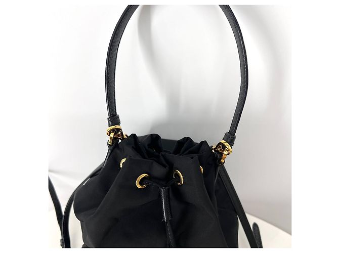 Prada Borsa bucket a tracolla in Re-Nylon con logo triangolare Nero - vista 6