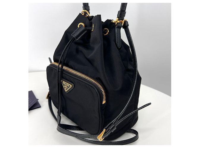 Prada Borsa bucket a tracolla in Re-Nylon con logo triangolare Nero - vista 7