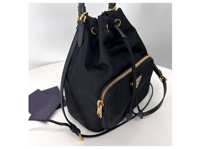 Prada Borsa bucket a tracolla in Re-Nylon con logo triangolare Nero - vista 8