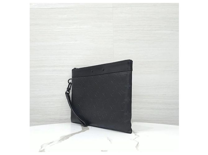 Louis Vuitton Pochette Voyage Monogram Shadow - vista 2