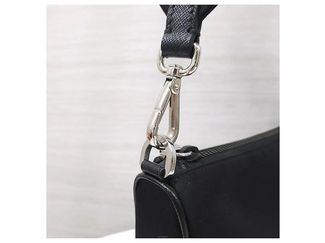 Prada Borsa a tracolla pouch in nylon con logo triangolare - vista 4