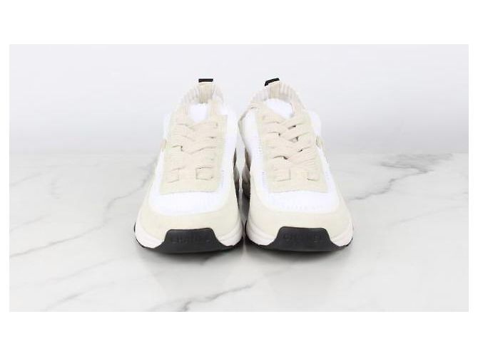 Chanel Sneakers in camoscio con logo CC - vista 3