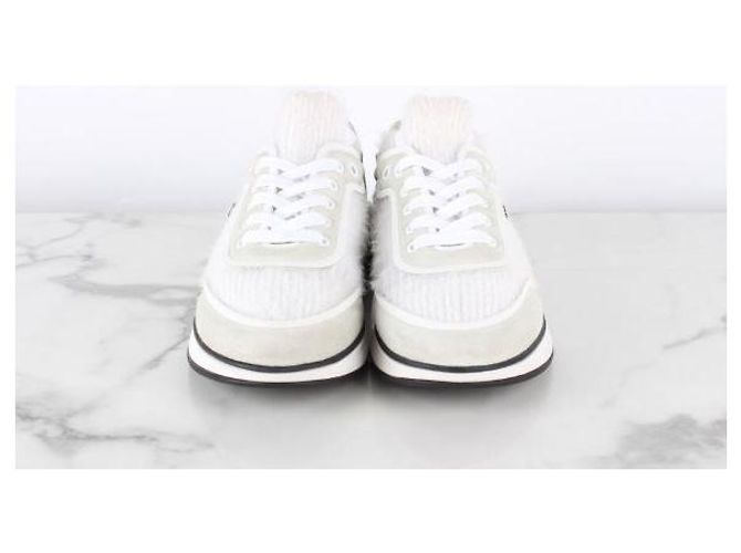 Chanel Strick-Sneaker mit CC-Logo und Fell - Ansicht 2