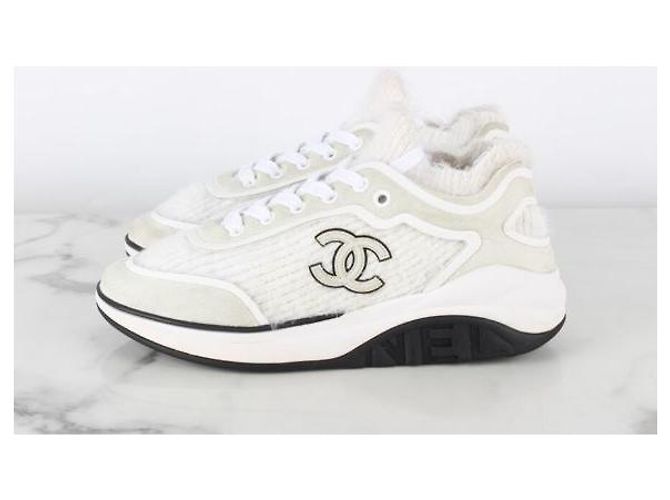 Chanel Strick-Sneaker mit CC-Logo und Fell - Ansicht 4